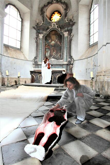 Auf den Spuren von Dracula begab sich Dautermann im Schloss Hainfeld. | Foto: WOCHE