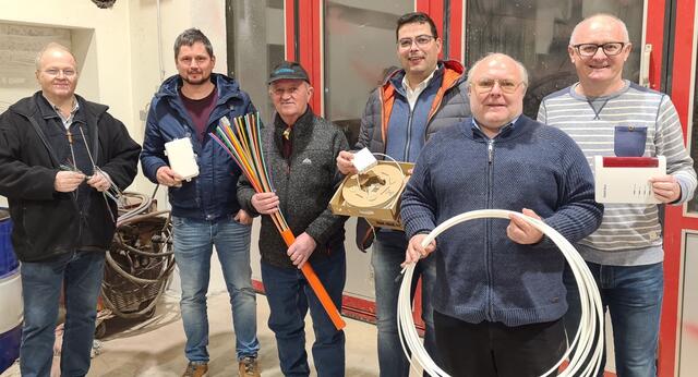 Am Foto v. li. Breitbandmultiplikator Konrad Schiefer, Bauleiter Robert Schöller (Elektro Pühringer GmbH), Breitbandmultiplikator Karl Müller, Geschäftsführer Lorenz Schmidtberger (Elektro Pühringer GmbH), Bürgermeister Heinrich Haider und Amtsleiter Gerald Steiner. | Foto: Marktgemeinde St. Georgen am Walde