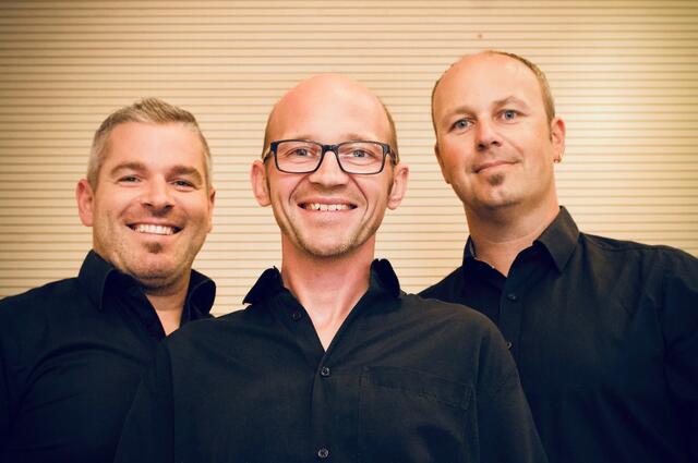 Rainer Spadinger, Florian Hutterer und Georg Niedermeier sammelten mit Konzerten  über 20.000 Euro für Familien im Bezirk Schärding. | Foto: Roadsbuam