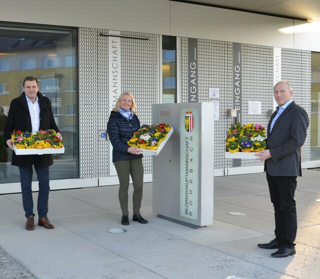 Die beiden VP-Landtagsabgeordneten Gorg Ecker und Getraud Scheiblberger übergaben Valentin Pühringer Blumen für die Mitarbeiterinnen der Bezirkshauptmannschaft. | Foto: Foto: OÖVP/Gierlinger
