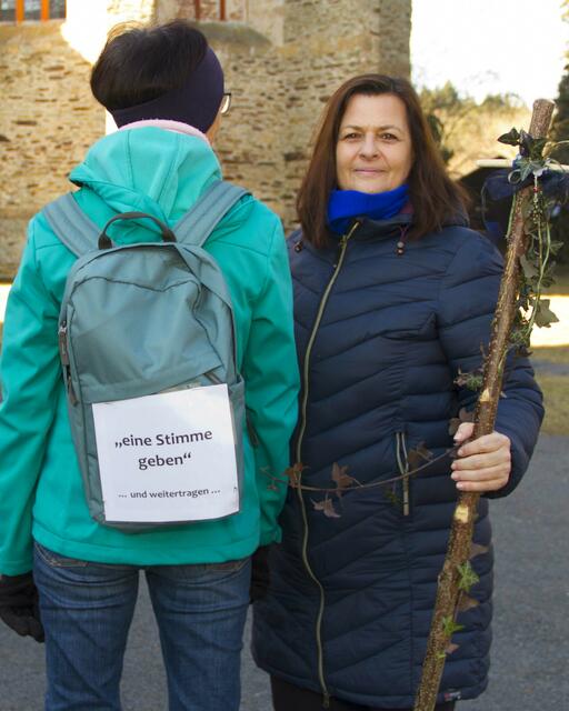 Frieda Treiber und Ratsvikarin Waltraud Hofer auf dem Weg nach Oberkohlstätten.