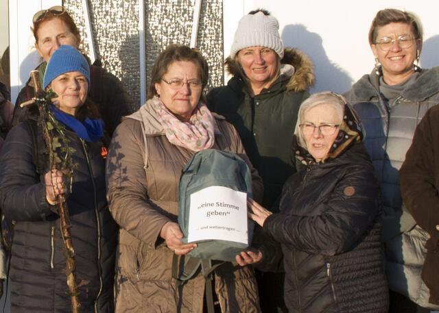 Das Buch wurde von Maria Bruckner an Ilonka Gangl übergeben und wird nun am Sonntag, den 20. Feber nach Hochstraß weitergetragen.
