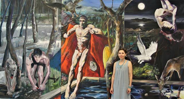 Die Künstlerin vor einem großformatigen Bild. | Foto: WOCHE