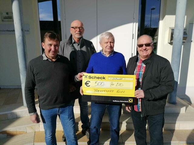 Scheckübergabe: Bürgermeister Franz Wachter, Vorstand Alfred Seiser, Obmann Helmut Poller und Kassier Manfred Puschmann | Foto: Gemeinde Deutsch Schützen-Eisenberg