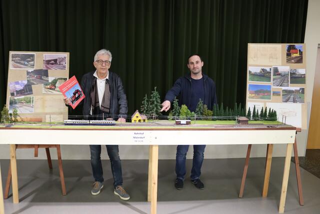 Johann Schleich und Erbauer Hannes Hofmeister vor dem Modell der Bahnhofes Maierdorf. | Foto: RegionalMedien