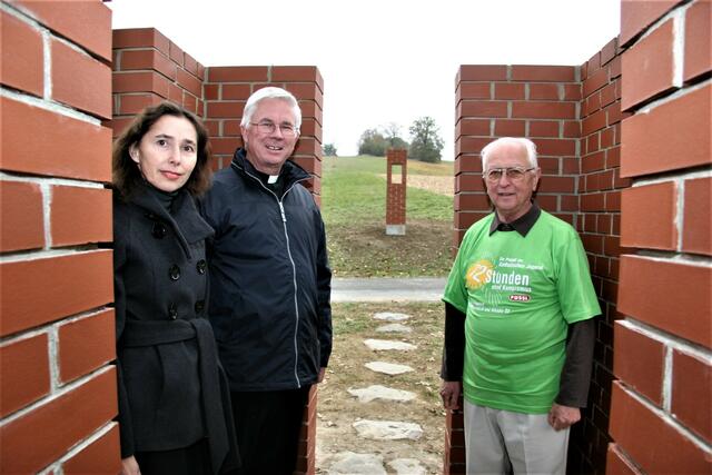 Mit Erzbischof Franz Lackner wurde das Judendenkmal in St. Anna vorgestellt. | Foto: WOCHE
