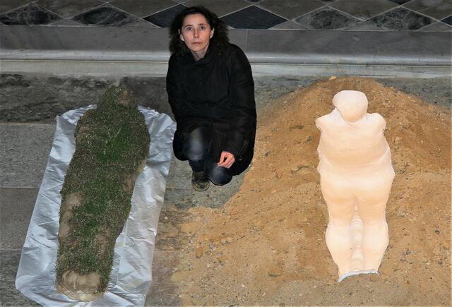 Dautermann bei ihrer Kunstaktion in der Florianikirche in Straden. | Foto: WOCHE