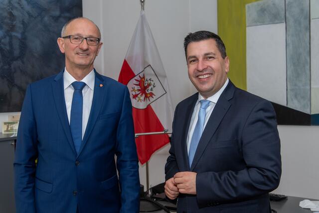 Tirols Wirtschaftslandesrat Anton Mattle (li.), Dr. Marcus Hofer, Geschäftsführer der Standortagentur Tirol. | Foto: Standortagentur Tirol
