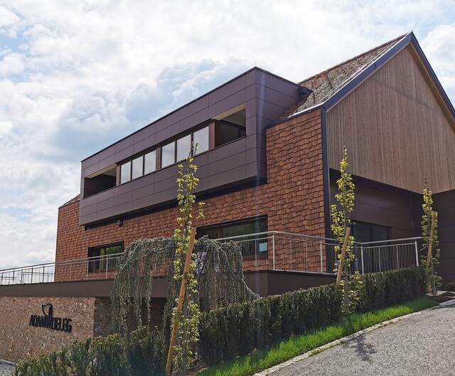Der Neubau des Weinguts Adam-Lieleg in Eichberg-Trautenburg besticht speziell aufgrund seiner Moderne und Funktionalität. Er wird den neuesten Standards und Ansprüchen auf jeden Fall gerecht. | Foto: derWaltl