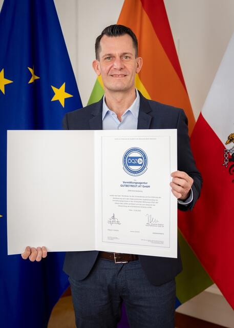 Bundesminister Mückstein mit dem ÖQZ-24 für Gutbetreut.at. | Foto: BMSGPK