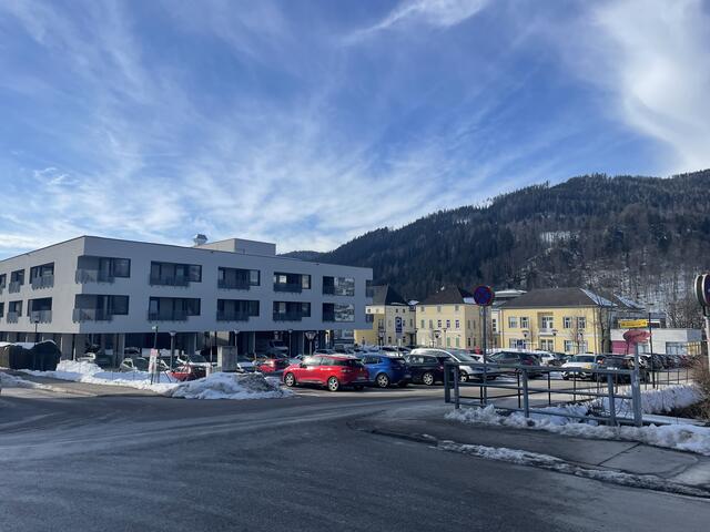 In unmittelbarer Nähe der neuen Kinderbetreuungseinrichtung befinden sich das Landespflegezentrum und das Landeskrankenhaus und bald auch ein Rehazentrum. | Foto: Koidl
