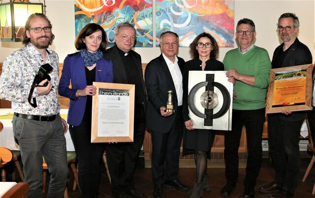 Bürgermeister Josef Ober, Pfarrer Friedrich Weingartmann, Vertreter des Vulkanlandes und der Artgenossenschaft ehrten Roswitha Dautermann.  | Foto: WOCHE