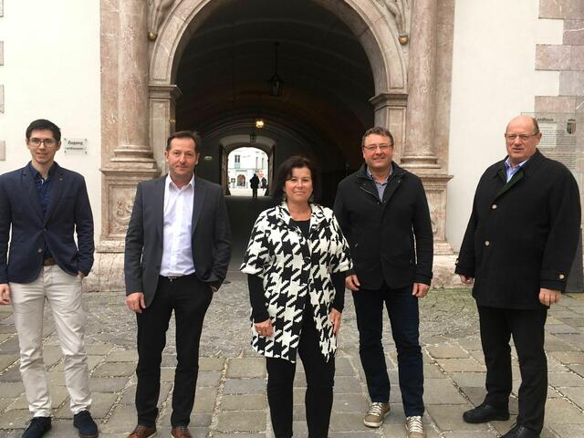 Bürgermeister Christoph Schimpl (St. Pankraz), Bürgermeister Kurt Pawluk (Roßleithen), Landesrätin Birgit Gerstorfer, Bürgermeister Bernhard Rieser (Windischgarsten) und Bürgermeister Ägidius Exenberger aus Spital am Pyhrn (v.li.).