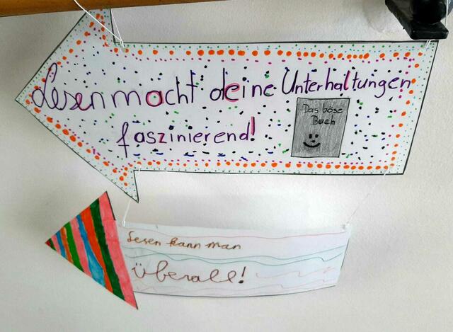 Die ersten Klassen gestalteten Pfeile, um auch den anderen Schüler:innen den Weg zur Bibliothek zu zeigen. | Foto: MS Köflach
