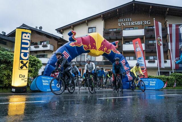 Gestartet wird um 5:30 Uhr mit dem Fahrrad in Grödig – 140 Radkilometer erwarten die Sportlerinnen und Sportler bis zu ihrem Etappenziel in Neukirchen. | Foto: RUSHdieSERIE