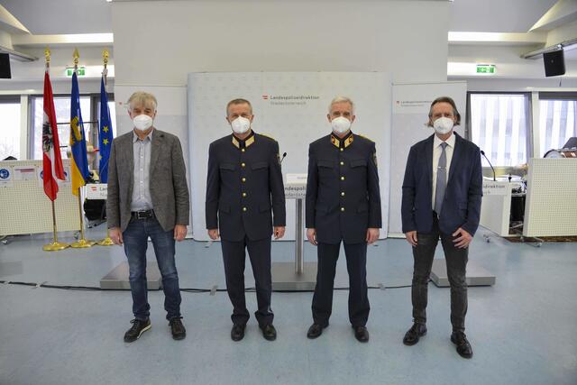 Oberst Klaus Preining, Landespolizeidirektor Franz Popp, Anton Zöchbauer, ChefInsp Josef Deutsch | Foto: LPD NÖ/ O. Greene