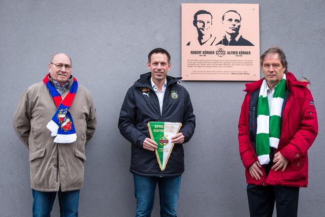 Die gleichnamigen Söhne von Alfred und Robert Körner mit Christoph Peschek (M.) vor dem nach ihren Vätern benannten Trainingszentrum im Prater.  | Foto: SK Rapid | Red Ring Shots