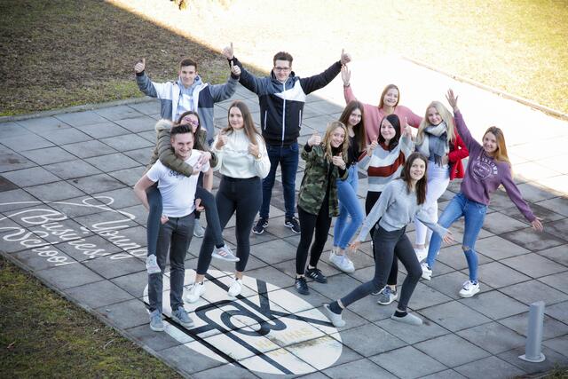 Die Schüler:innen der HAK Voitsberg greifen dem Team der Woche Voitsberg beim Sonderthema "Starke Frauen in der Lipizzanerheimat" unter die Arme. | Foto: HAK Voitsberg