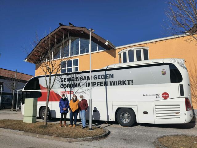 Gertraud Gründlinger (SPÖ), Vizebürgermeisterin Petra Kastinger (ÖVP) und Constanze Klambauer (GRÜNE) vor dem Impfbus. | Foto: Kastinger