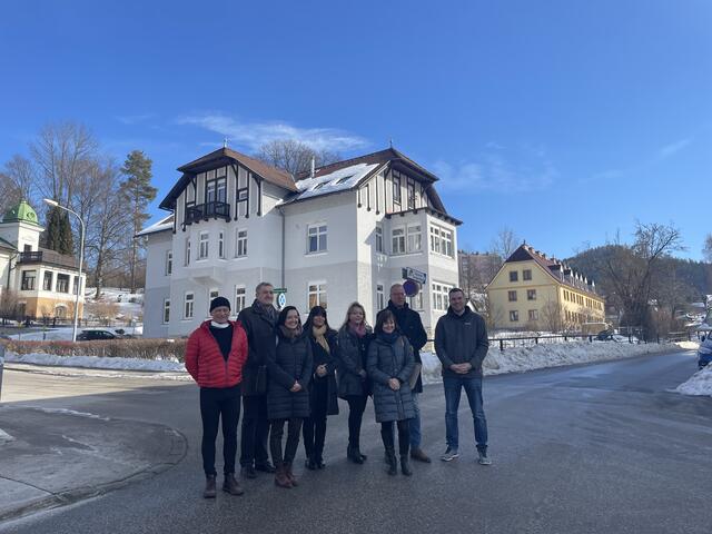 Vertreter der Stadtgemeinde, der Kages sowie der Gebäude-Eigentümer vor der bald neuen Kinderbetreuungseinrichtung in Mürzzuschlag.
  | Foto: Koidl
