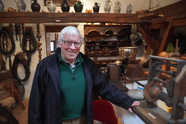 Wilhelm Leitner, der Kustos des Museums im Fürstenstöckl in Ebenau erklärt bei der Führung alles bis ins Detail. | Foto: Emanuel Hasenauer