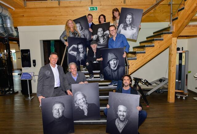 oben (v.l.n.r.) Anita 'Niddl' Stelzl, Clemens Trischler, Alex List, Maya Hakvoort, Alexander Rüdiger, Claudia Kristofics-Binder
unten (v.l.n.r.) Hans Enn, Oliver Stamm, Josef Winkler