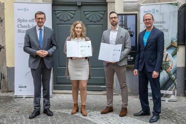Landesrat Markus Achleitner, Eva-Maria Infanger, Gründerin der MatheArena GmbH, Florian Krenn, Gründer der compunity GmbH, und Raphael Friedl, Geschäftsführer der tech2b Inkubator GmbH (v. l. n. r.). | Foto: Land OÖ / Vanessa Ehrengruber
