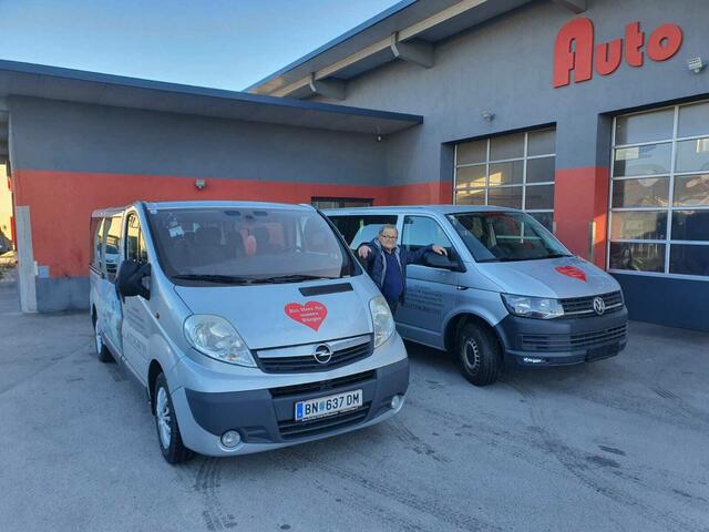 Links (mit Kennzeichen) der alte Sozialbus - ein Ford. Rechts der neue, ein VW. Dazwischen der Mann mit Herz für Alte, Schwache und Kranke: Helmut Himmer | Foto: privat