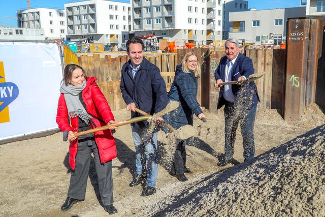 Der feierliche Spatenstich ist erfolgt. | Foto: PID/Christian Fürthner 