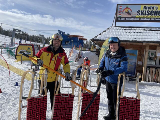 Richard Wirnsberger mit Karl Fussi bei der Schlitten-Auswahl. | Foto: Verderber