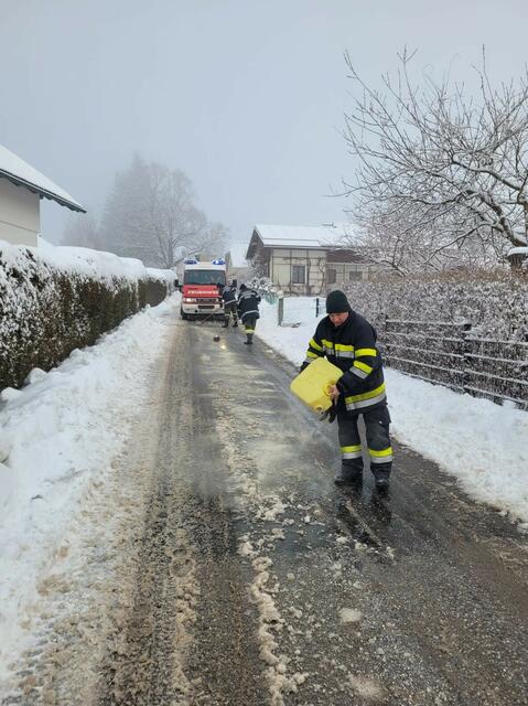 Die Aufgabe der FF Ardning bestand darin, die ausgeflossenen Betriebsmittel zu binden. | Foto: FF Ardning