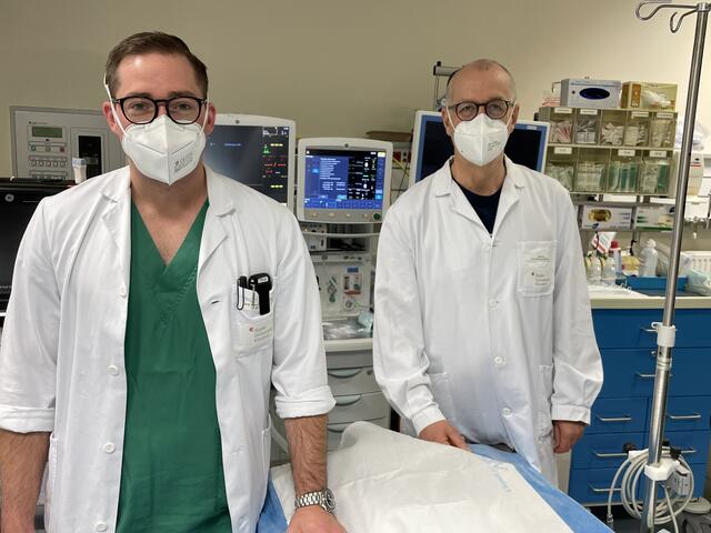 Den Chirurgen Michael Pollak und Andreas Kastner vom Kepler Universitätsklinikum Linz gelang die Rettung der vollständig zertrümmerten Hand eines 38-jährigen Arbeiters. | Foto: KUK