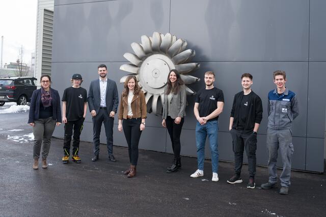 Staatssekretärin Plakolm und Vizepräsidentin Kircher mit Fr. Geppert, Herrn Ribis und Lehrlingen aus dem Betrieb | Foto: Simon Fischler