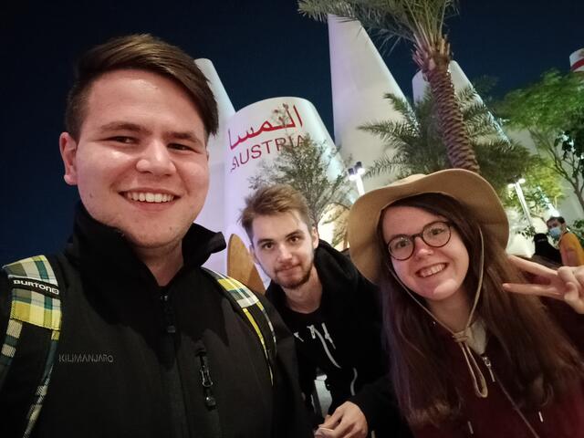 Johannes Widnhofer. Maximilian Seier und Hanna Heinisch (v.l.) präsentierten ihr Bambus-Projekt auf der EXPO2020 in Dubai  | Foto: Hanna Heinisch