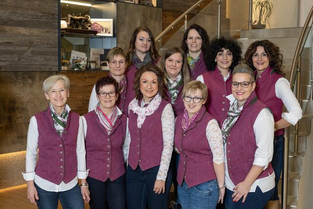 Das Team von Auzinger Mode und Tracht in Enzenkirchen freut sich, nach dem Umbau wieder Kundinnen und Kunden im Laden begrüßen zu können. Das Team sucht auch noch Verstärkung.  | Foto: Auzinger Mode und Tracht