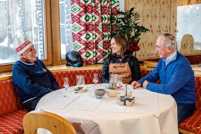 Verwallstube: Ferdl Nöbl, Lorraine Huber und Karl Schranz (v.l.). | Foto: ORF/Epo Film/Nela Pichl