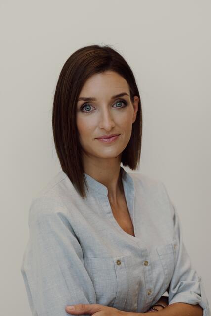 Die gebürtige Zellerin Carina Schwab arbeitet beim ORF Salzburg und schrieb nun ihr erstes Buch "Steile Wege", das sie als Statement zum bevorstehenden Weltfrauentag sieht. | Foto: Stefan Faullend (Studio Soco)