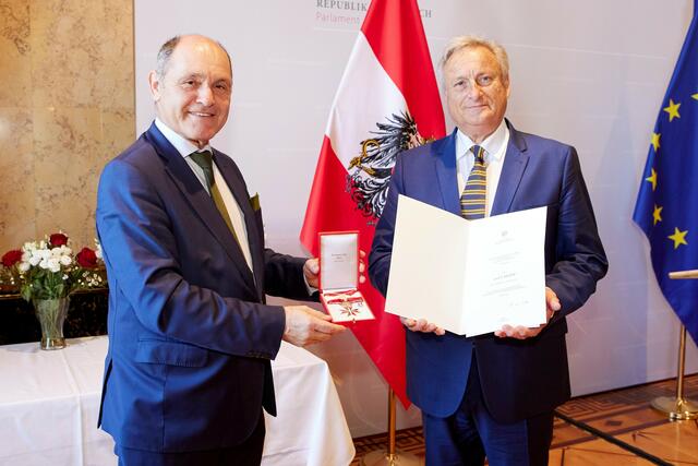 Nationalratspräsident Wolfgang Sobotka überreicht NAbg. a.D. Josef Riemer das große goldene Ehrenzeichen. | Foto: FPÖ