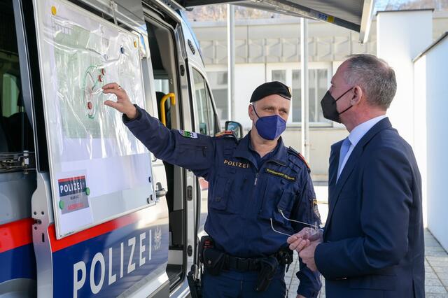 Bundesminister Gerhard Karner besichtigt die Mobile Einsatz-Zentrale nach der Pressekonferenz. | Foto: BMI/Makowec