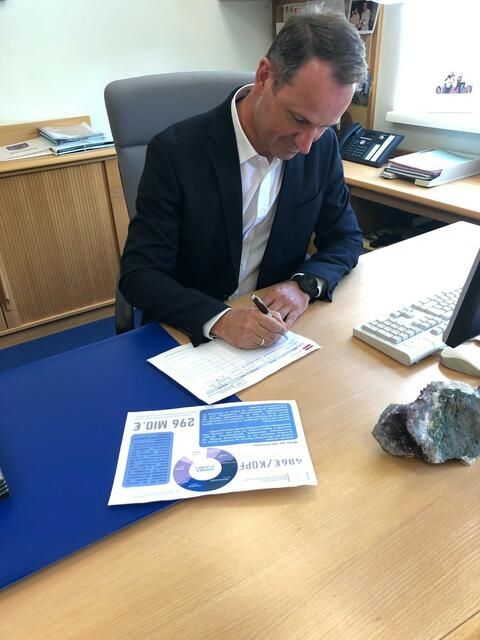 Bürgermeister Dominik Reisinger bei der Unterzeichnung der SPÖ-Petition für eine bessere Entlohnung der Gemeindebediensteten. | Foto: SPÖ