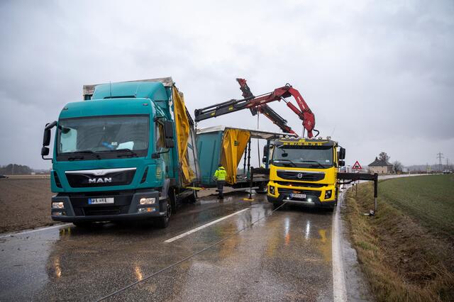 Bergung eines Lkw-Anhängers auf der B123 in Mauthausen. | Foto: fotokerschi.at/Brandstätter