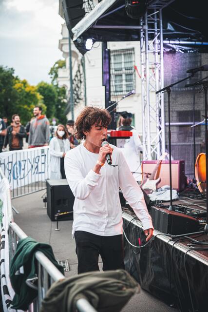 "Ich will mit meiner Musik wachrütteln, zum nachdenken anregen und meinen Teil dazu beitragen, etwas zu verändern, wobei mien Hauptaugenmerk auf der Klimakrise liegt." so Zacharias. | Foto: Fridays for Future Vienna /Julian Kragler