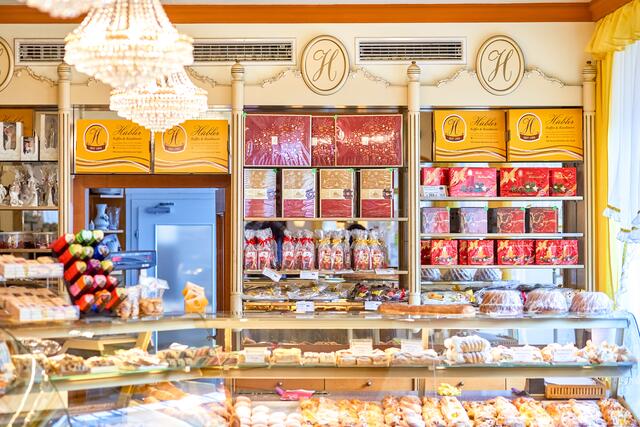 Pralinen, feine Kuchen und Torten laden zum Genuss ein | Foto: Konditorei Hübler/Wolfgang Fuerst