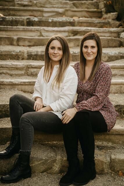 Jasmin Strasser und Jennifer Boff (v.l.) freuen sich über die Bronzemedaille beim Austrian Wedding Award – und auf die Gestaltung ganz vieler Hochzeiten mit viel Liebe und Enthusiasmus. | Foto: Purity &amp; Elegance