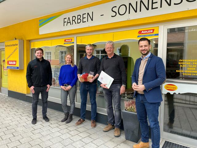 Vizebürgermeister Armin Egger und LR Sebastian Schuschnig und Vbgm.gratulieren Sebastian Schwarzenbacher und dessen Eltern Wolfgang und Christina zur erfolgreichen Betriebsübergabe. | Foto: Büro LR Schuschnig