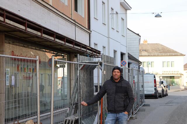 Alexander Fürnwein vor "seiner Baustelle". Hier entsteht das Eingangsportal des Vino Q.