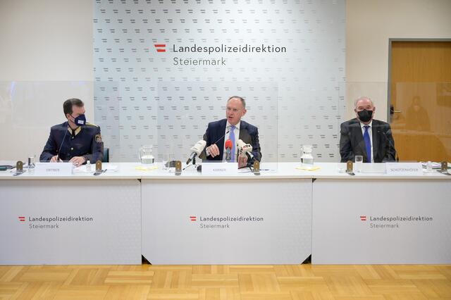 Bei der Pressekonferenz wurde über die Überarbeitung bzw. Erneuerung der Sicherheitsmaßnahmen für die Steiermark gesprochen: Landespolizeidirektor Gerald Ortner, Bundesminister Gerhard Karner und Landeshauptmann Hermann Schützenhöfer (v.l.) | Foto: BMI/Makowecz