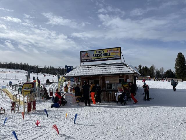 Bei Richi's Skischule muss man sich vorher anmelden. Bei jedem Rodelausflug ist ein Skilehrer dabei.  | Foto: Julia Gerold
