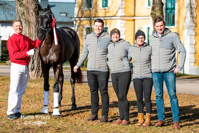 Heinz-Jörg Wächter (Vorführer), Sebastian Kastenhuber, Natalie Kastenhuber, Daniela Schiestl und Mario Habring mit dem Prämienhengst "Voglgut’s For Motion". | Foto: Hans Kraus