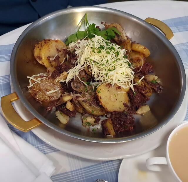 Zum Blunzengröstl gibt's einen Krautsalat dazu.